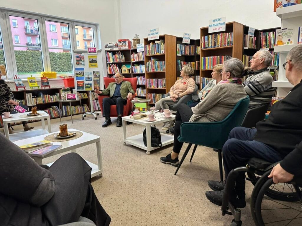 Seniorzy na spotkaniu w bibliotece przy kawie