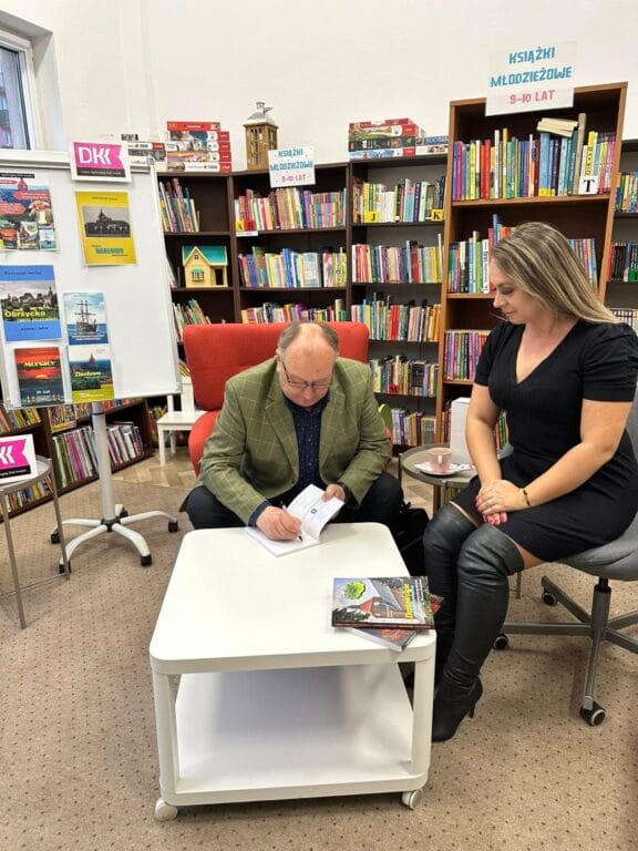 Starszy mężczyzna i kobieta rozmawiają w bibliotece
