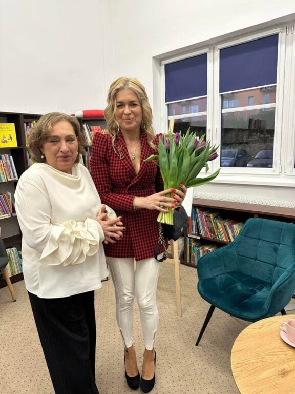 Dwie kobiety z bukietem tulipanów w bibliotece