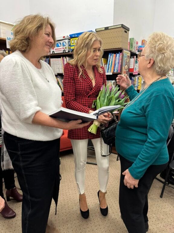 Trzy kobiety rozmawiają w sklepie z książkami