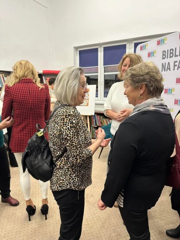 Starsze kobiety rozmawiają w bibliotece