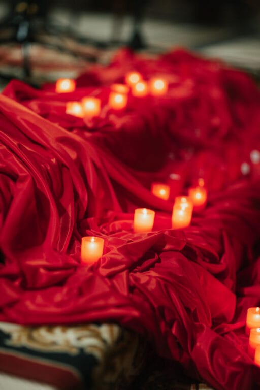 Czerwona tkanina i świece na romantycznej kolacji