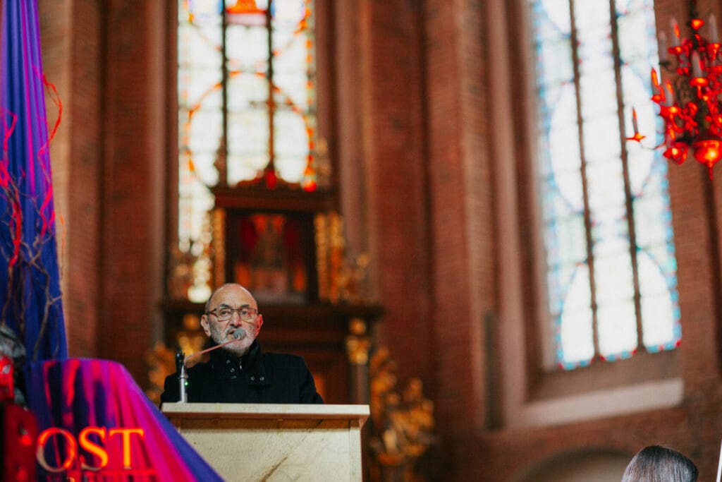 Mężczyzna przemawia w kościele przy ambonie