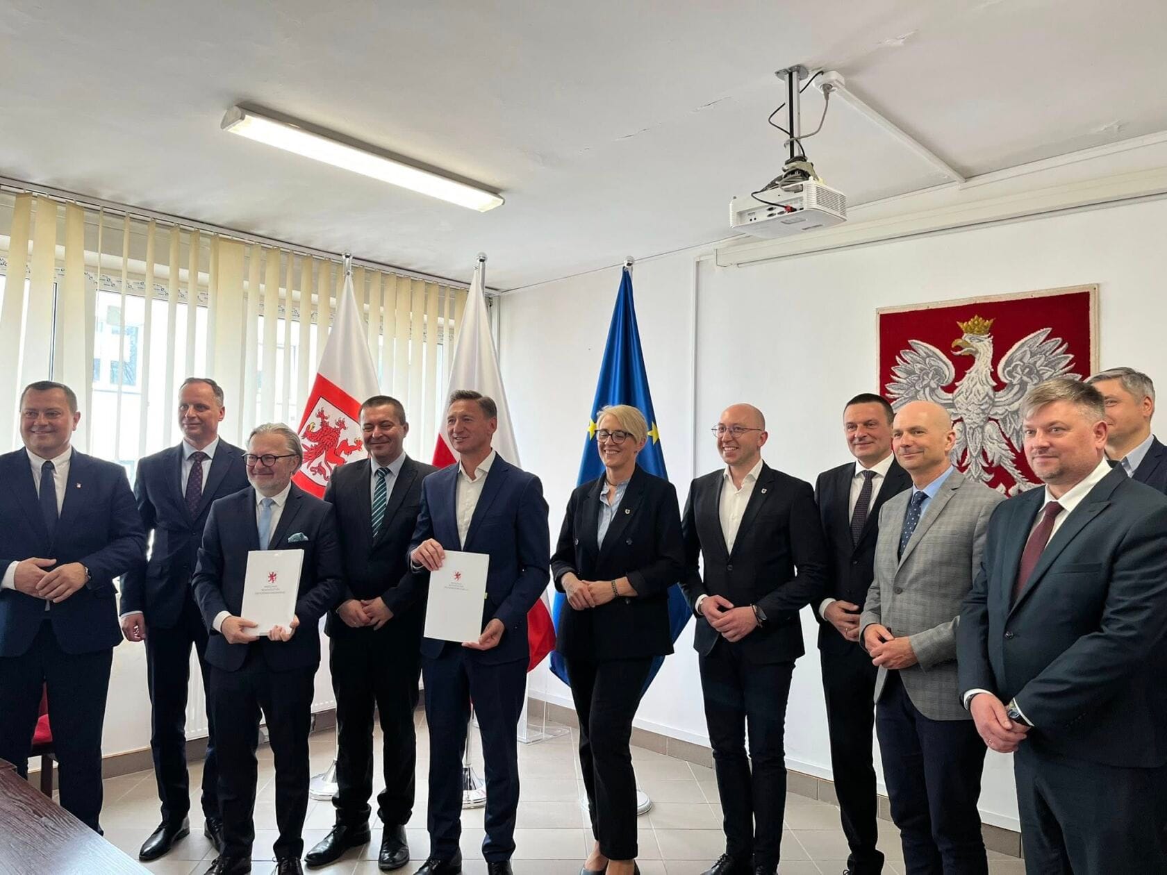 490551122_9553436521438021_7304162482399764179_n Grupa urzędników z dokumentami w biurze