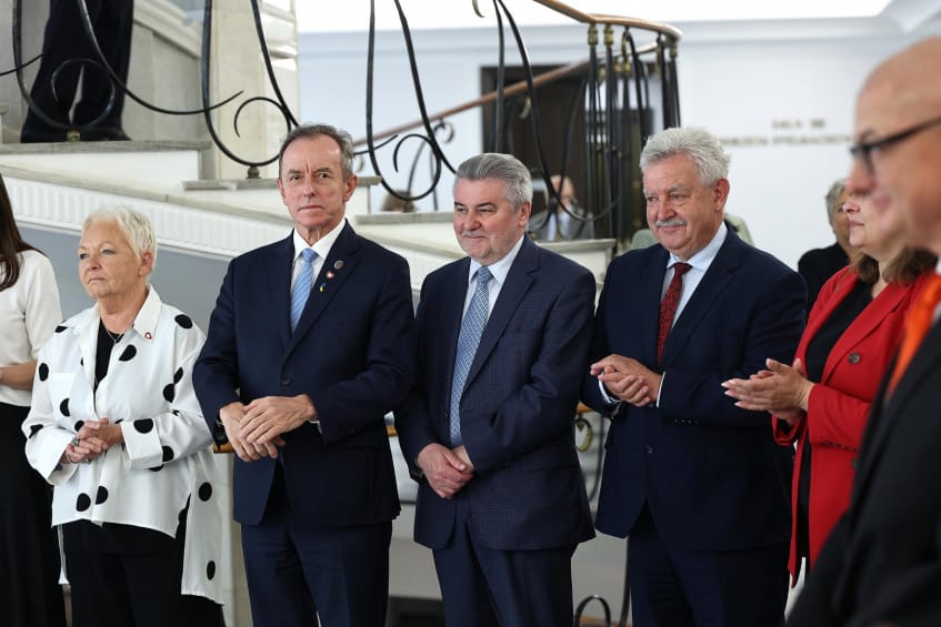 Grupa starszych oficjeli w eleganckich ubraniach