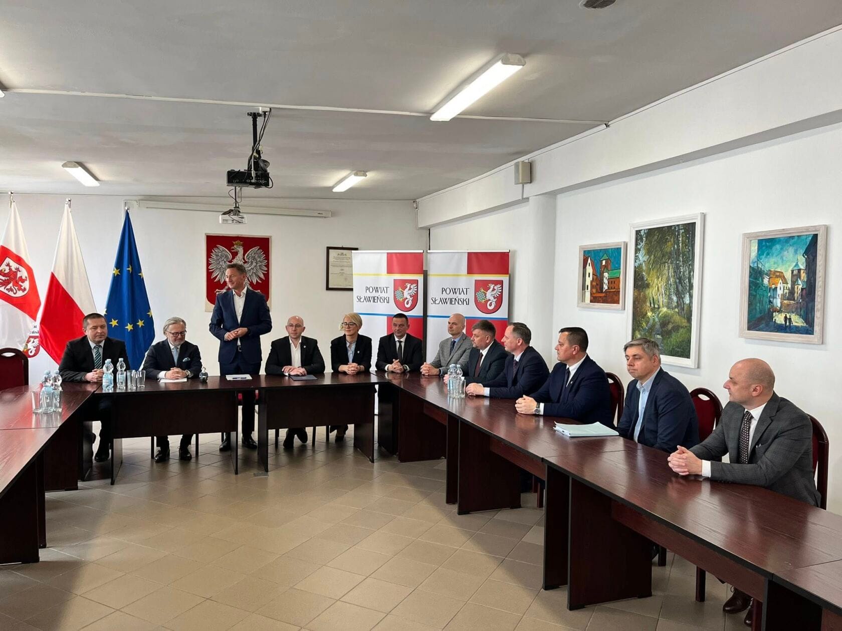 491287514_9553436664771340_4843916328072276575_n Spotkanie oficjalne mężczyzn przy stole w sali konferencyjnej