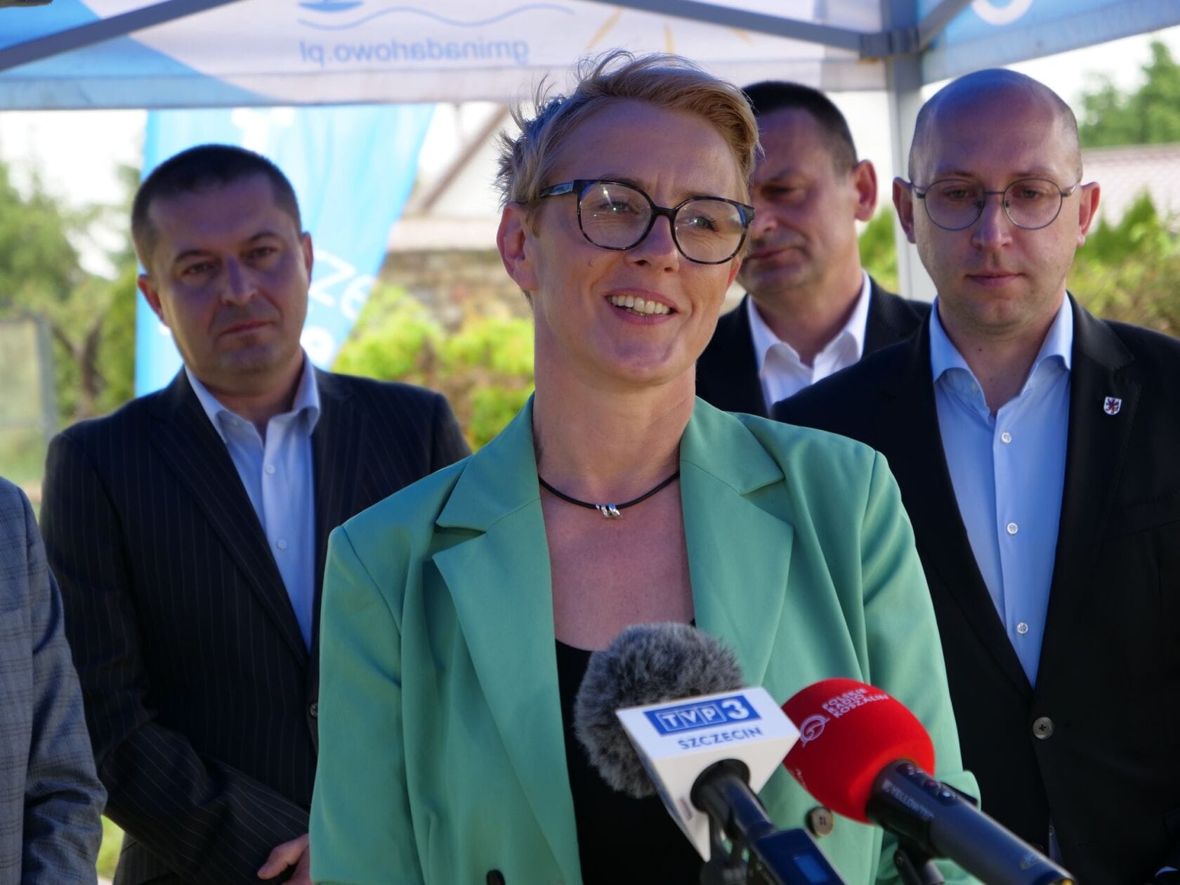 492897267_1117108627109527_285192820994352972_n Kobieta przemawia na konferencji prasowej na zewnątrz