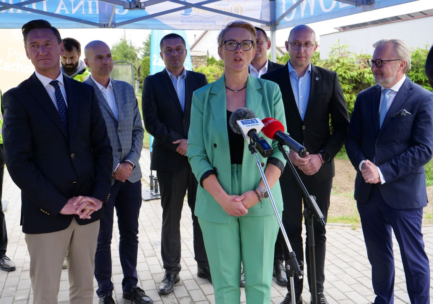 493192276_1117108603776196_2808174349150574780_n Kobieta przemawia na konferencji prasowej, obserwują ją mężczyźni