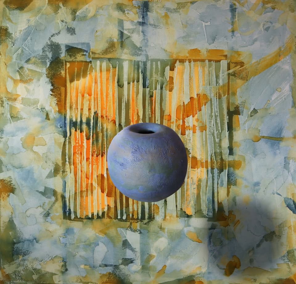 Niebieska kula na abstrakcyjnym, kolorowym tle