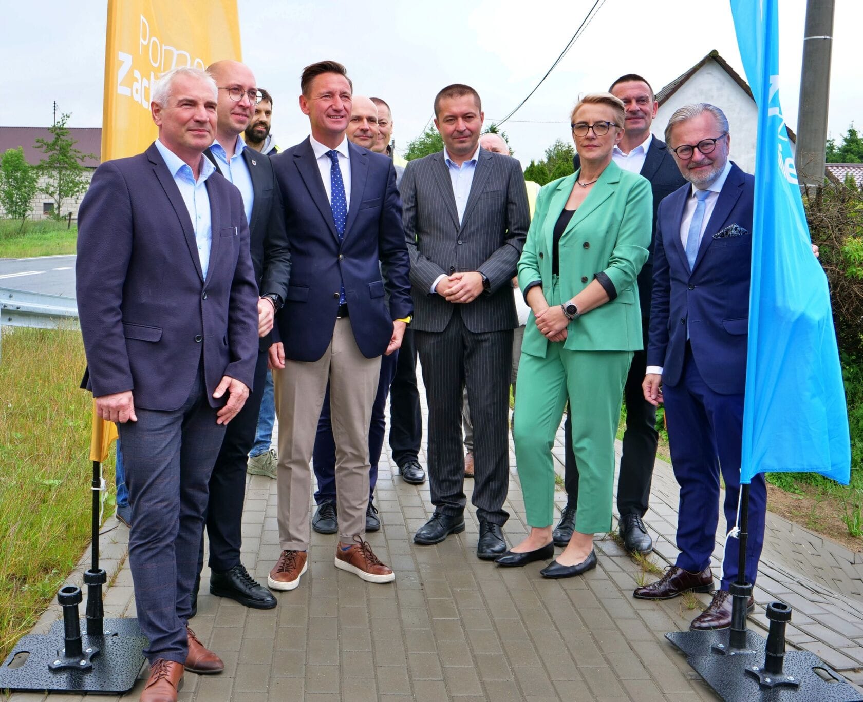 494110260_1117108110442912_8549707003684663422_n Grupa osób na oficjalnym spotkaniu na zewnątrz