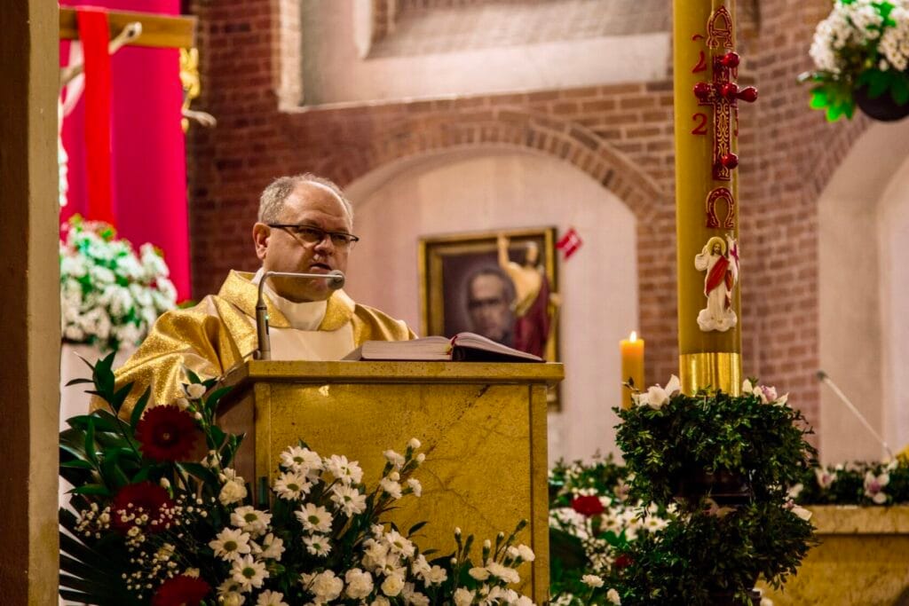 Ksiądz przemawia podczas mszy w kościele