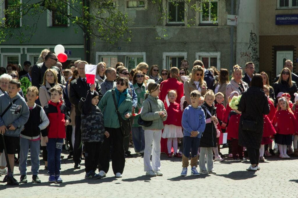 Zgromadzenie publiczne na miejskim placu w Polsce