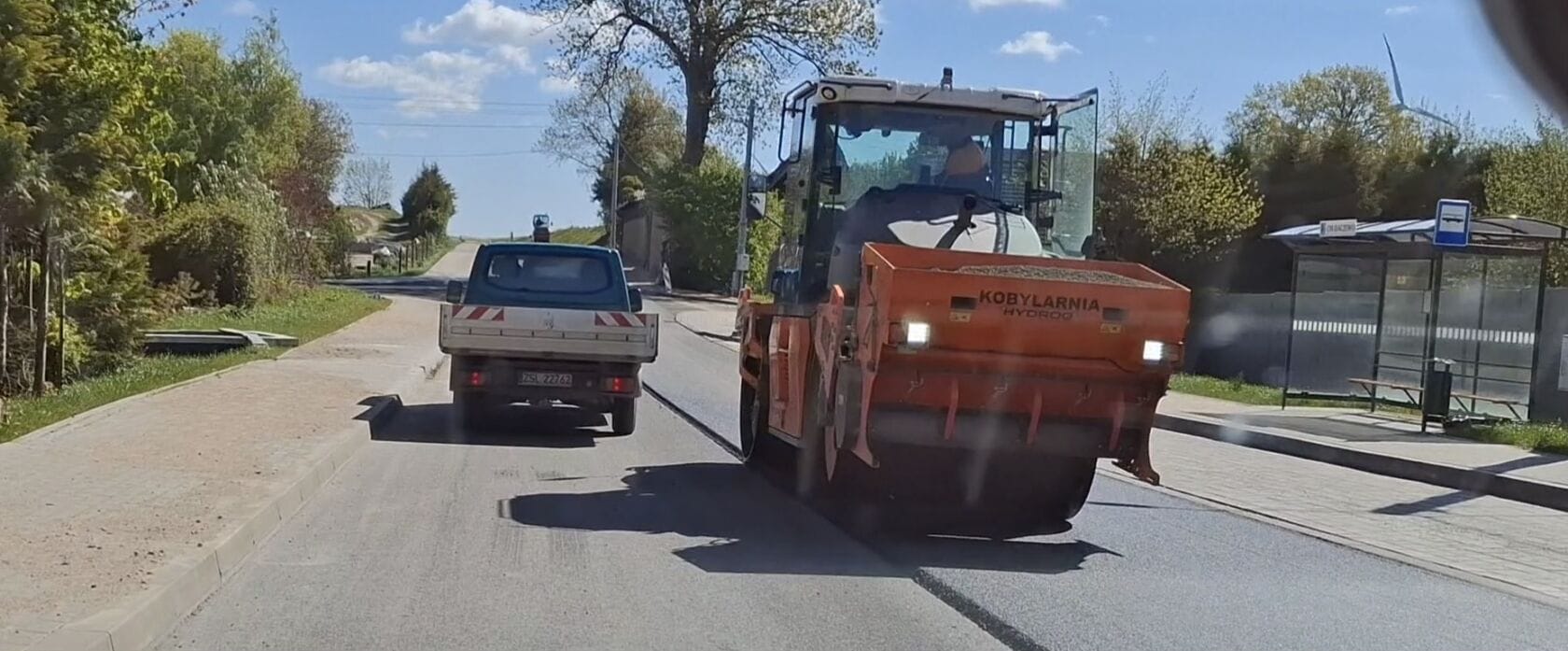 495646441_1103369345150122_3585659100525644718_n Walarka drogowa i pickup na wiejskiej drodze