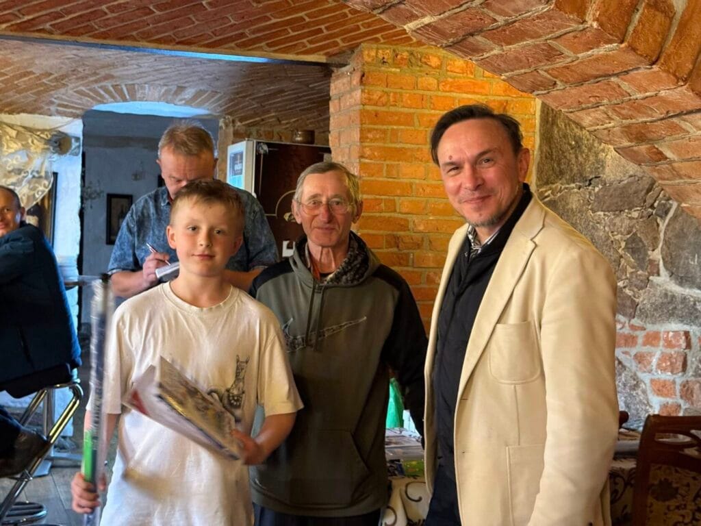 Trzy pokolenia mężczyzn w ceglanych wnętrzach