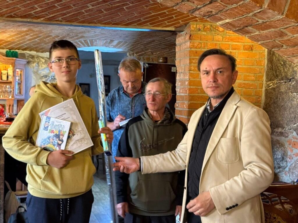 Młodzieniec i mężczyźni w ceglanych wnętrzach domu