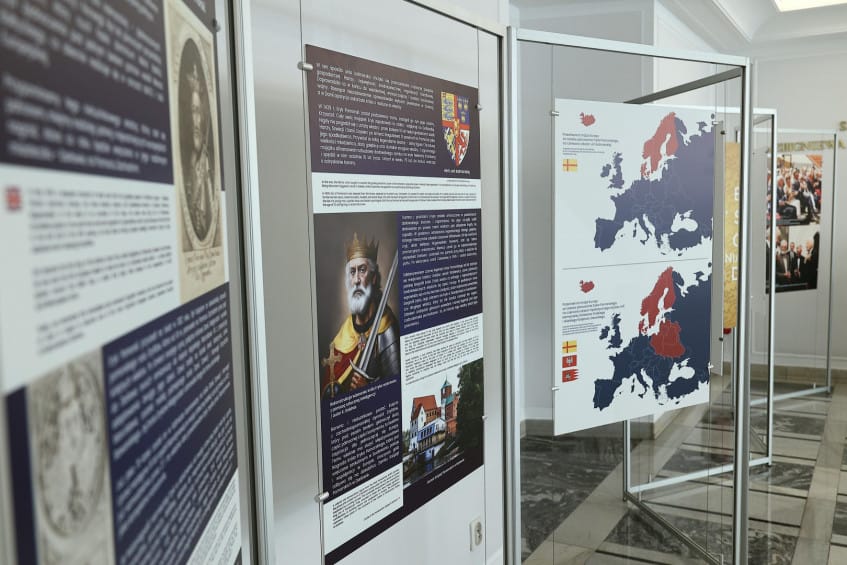 Wnętrze wystawy z historycznymi panelami edukacyjnymi