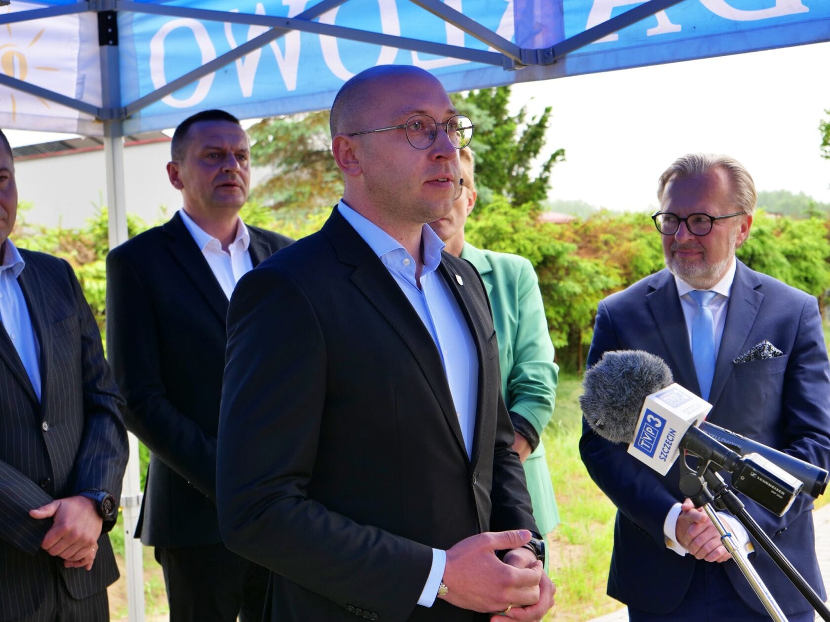 496952827_1117108213776235_1184659515939455980_n Mężczyzna przemawiający do mikrofonu na konferencji prasowej