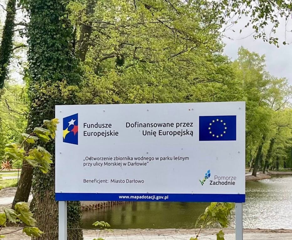 Tablica z informacjami o funduszach europejskich w parku