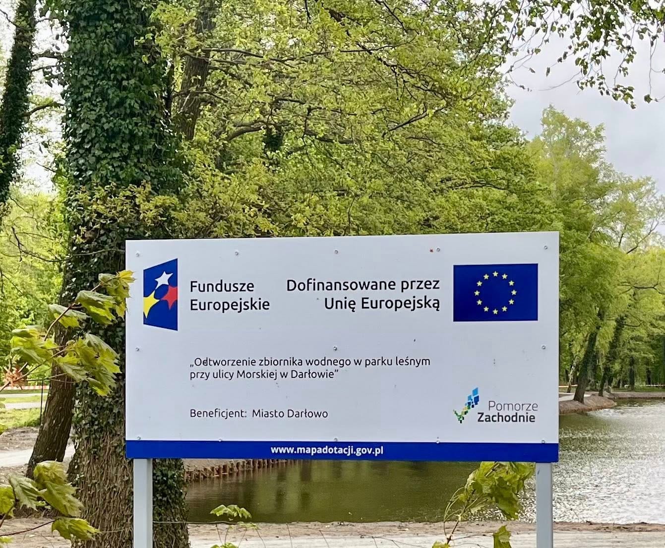 498016725_9775538255894512_8554253015602430932_n Tablica z informacjami o funduszach europejskich w parku