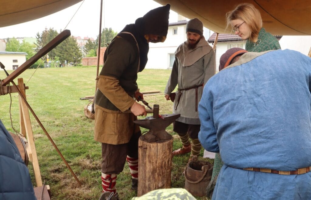 Rekonstrukcja historyczna, mężczyźni w średniowiecznych strojach