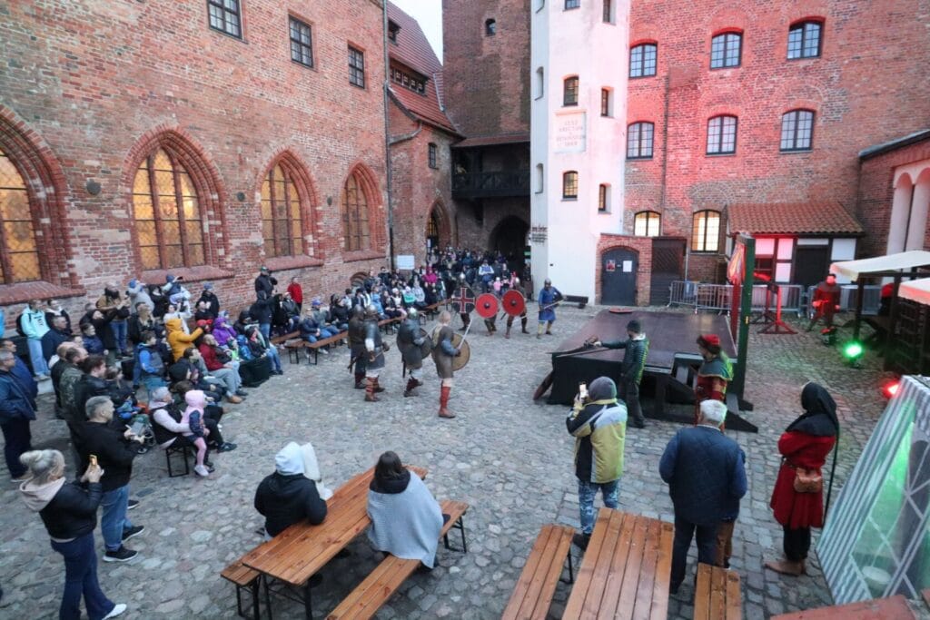 Rekonstrukcja historyczna walki rycerzy na zamkowym dziedzińcu