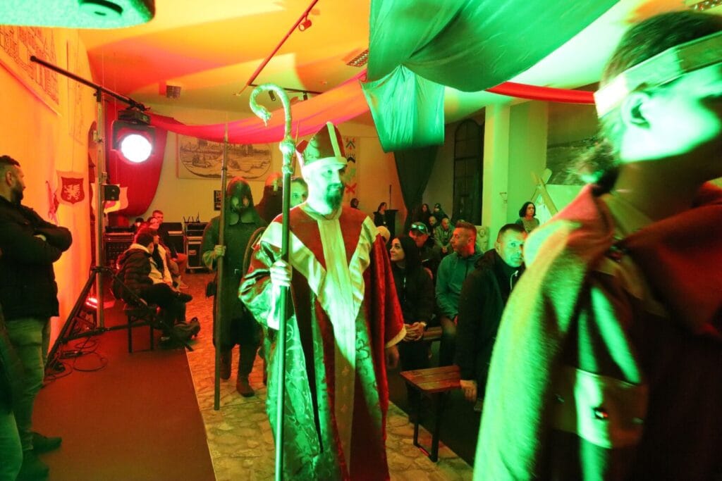 Scena z rekonstrukcji historycznej w oświetleniu czerwonym i zielonym