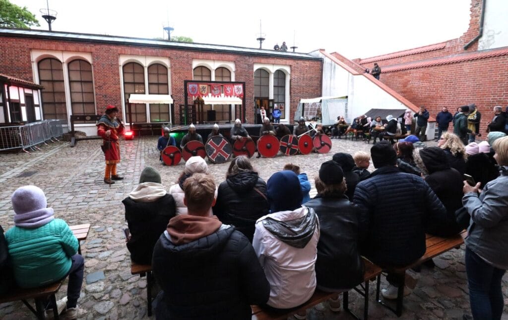 Rekonstrukcja historyczna bitwy na dziedzińcu muzeum