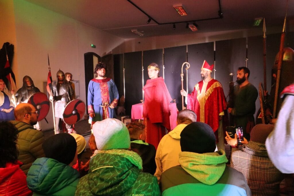 Rekonstrukcja historyczna w czasach średniowiecza z widownią