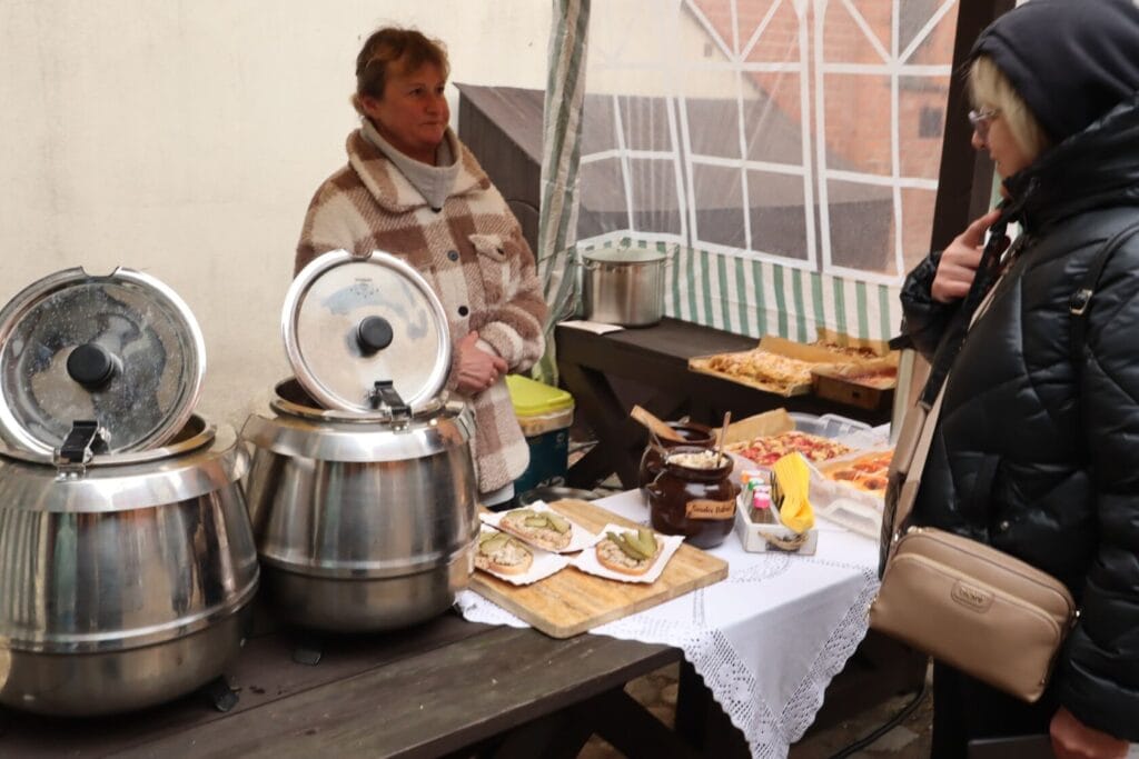 Kobiety przy stoisku z jedzeniem na rynku