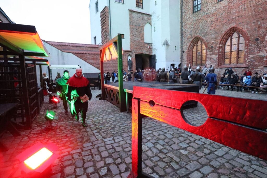 Ludzie w średniowiecznych strojach na festiwalu historycznym