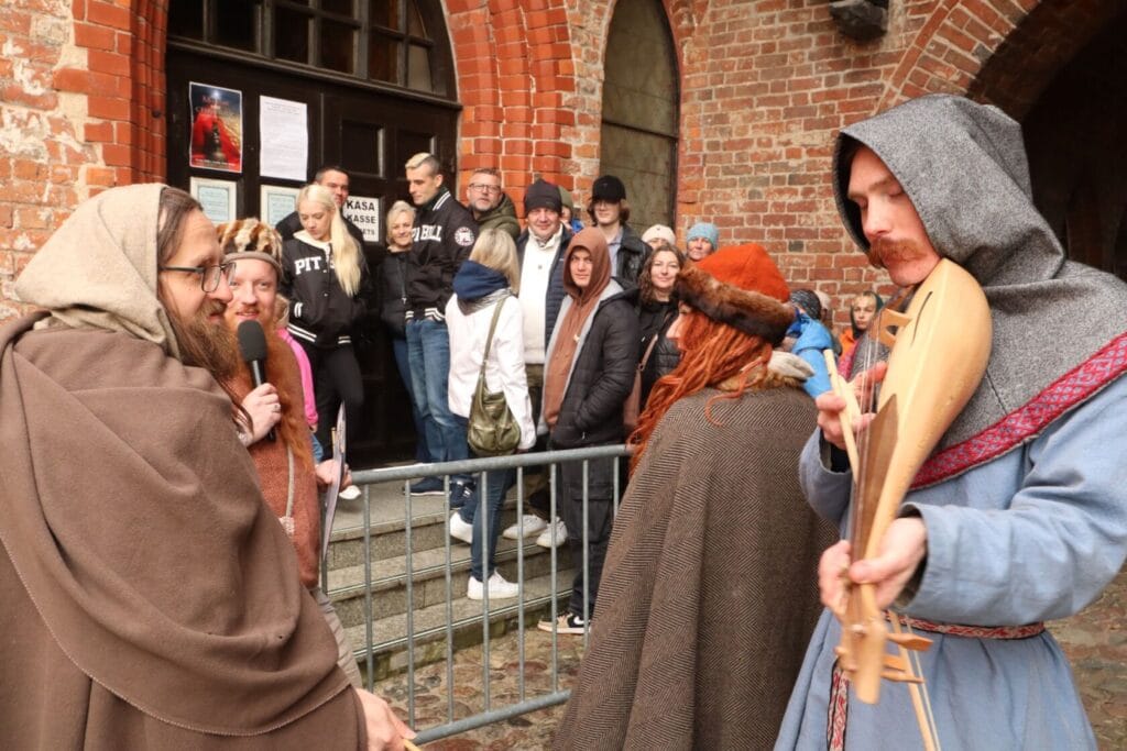 Rekonstrukcja historyczna z ludźmi w średniowiecznych strojach