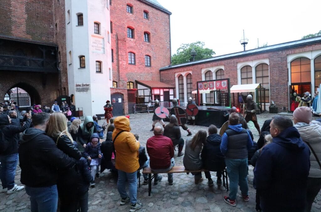 Rekonstrukcja walki średniowiecznej na zamkowym dziedzińcu.
