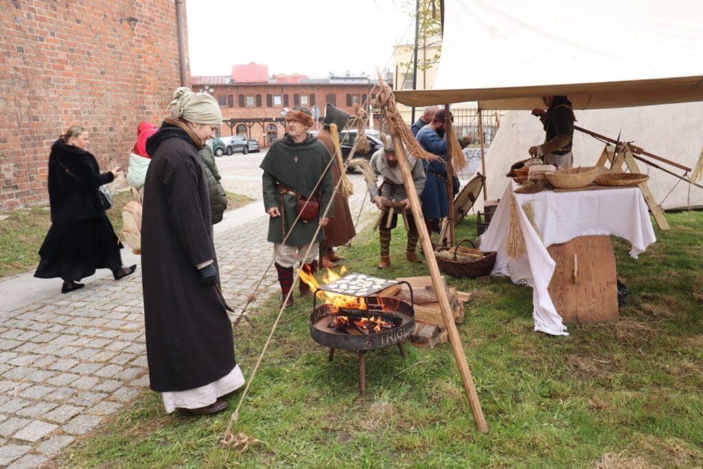Rekonstrukcja historyczna, ludzie w średniowiecznych strojach, ognisko