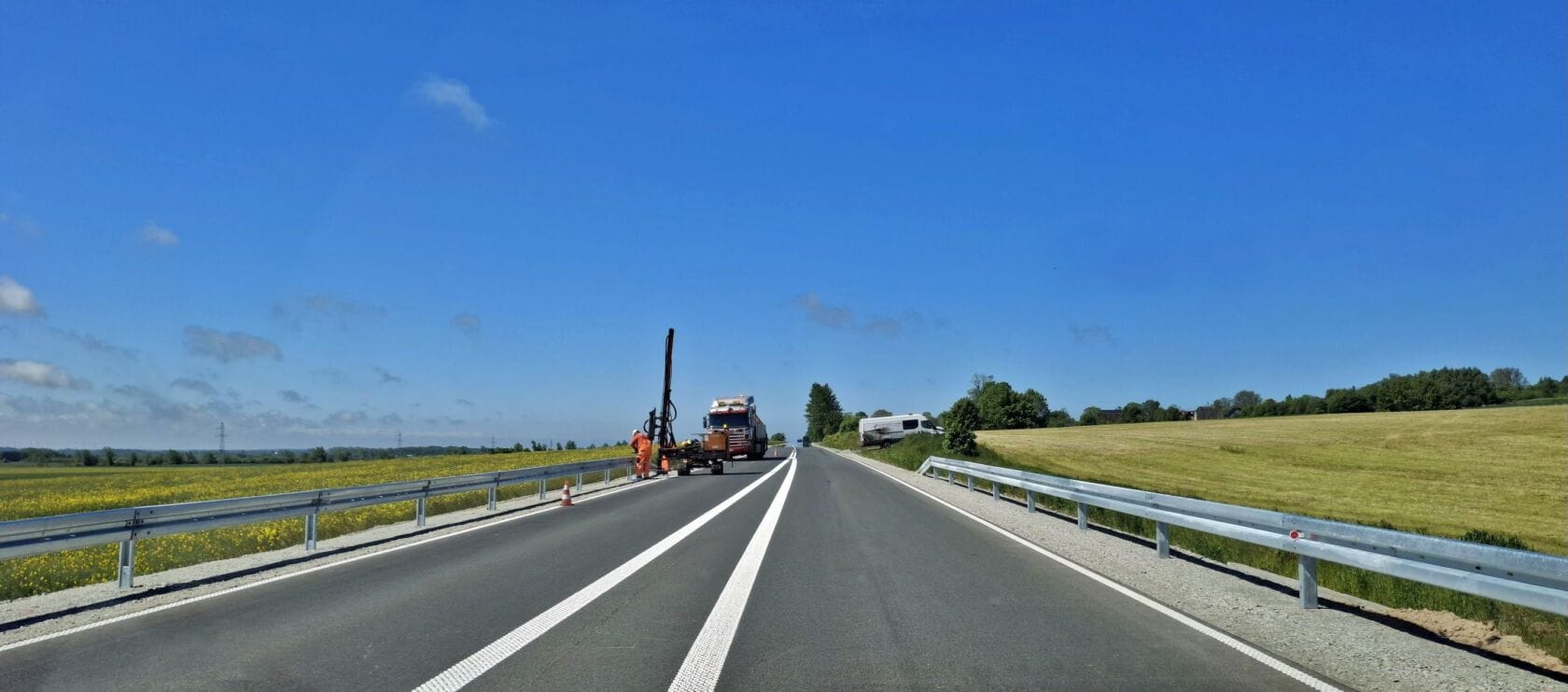 499521997_1103369538483436_3347507647293666174_n Pojazdy robocze na słonecznej wiejskiej autostradzie