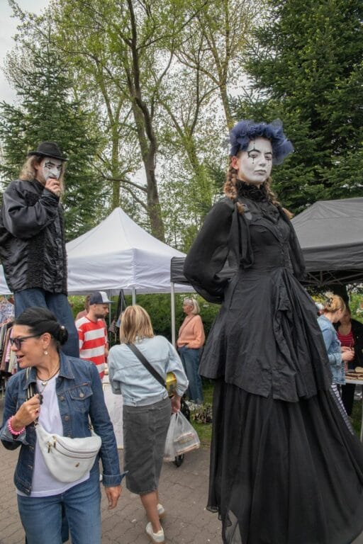 Artyści uliczni w kostiumach podczas festiwalu.