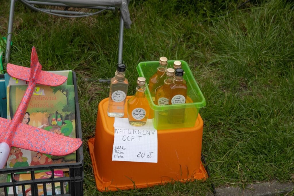 Kolorowe butelki z naturalnym octem na bazarku