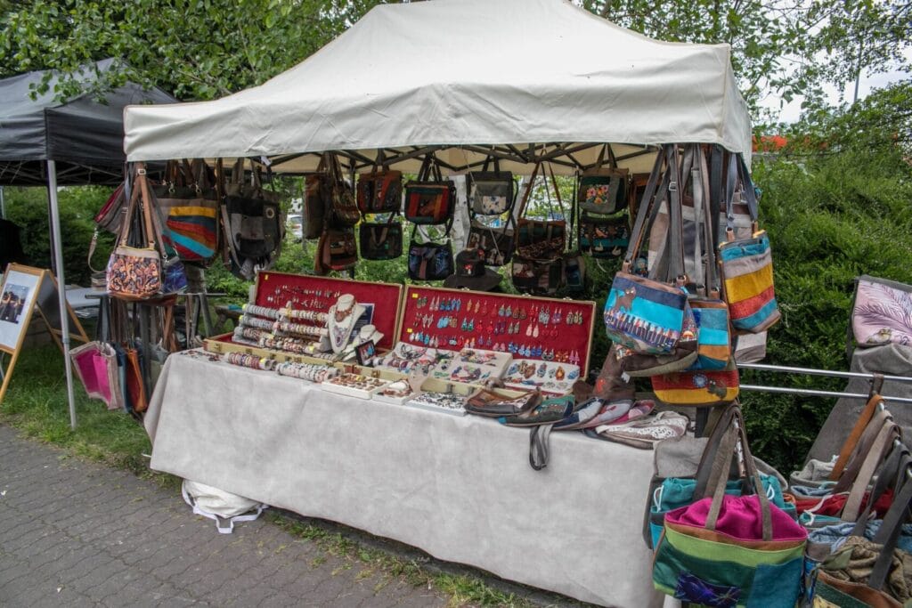 Kolorowy stragan z torbami i biżuterią na zewnątrz