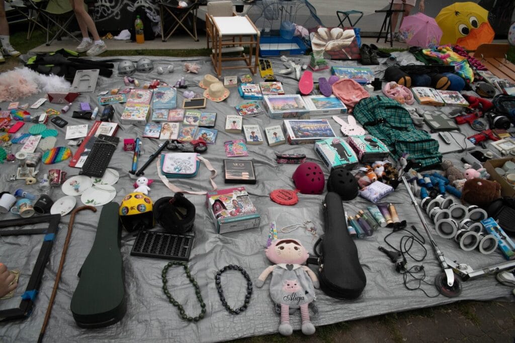 Różnorodne przedmioty na kocu podczas wyprzedaży garażowej