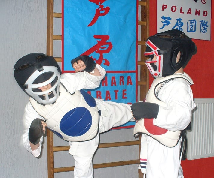 Dziecię trenuje karate w zbroi ochronnej