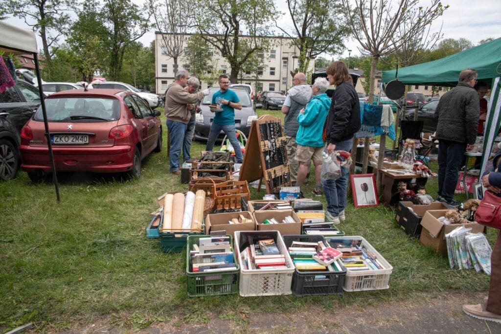 Ludzie przeglądają przedmioty na targu staroci