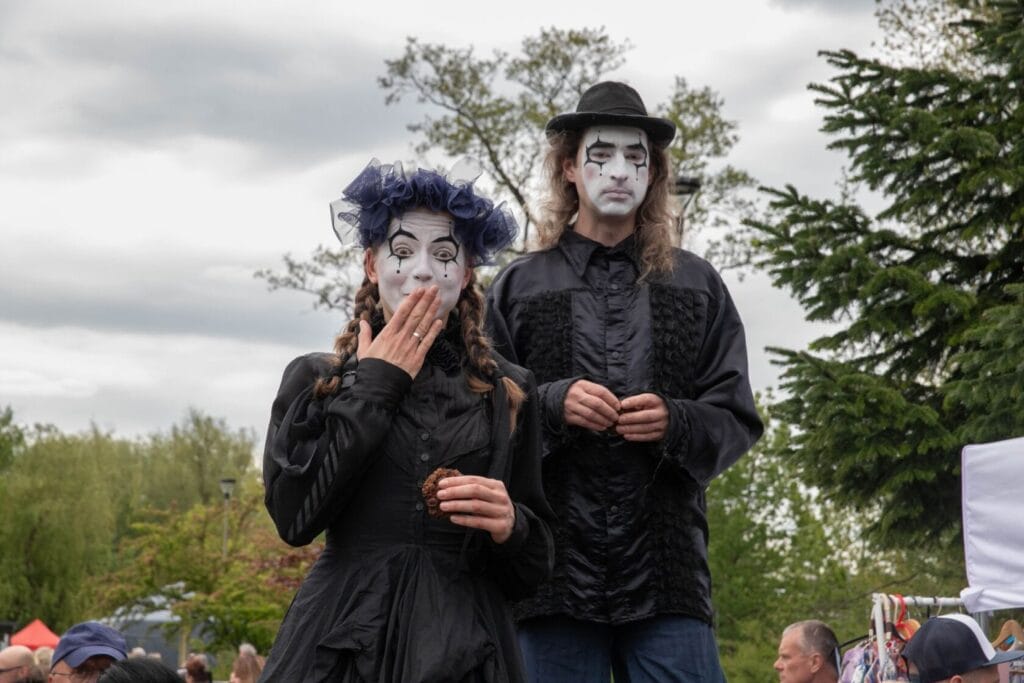 Mimowie w czarnych strojach na festiwalu