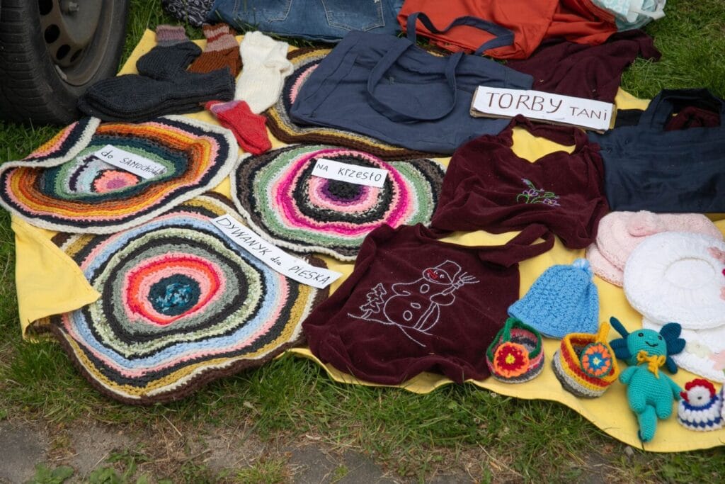 Ręcznie robione dywany i odzież na kiermaszu