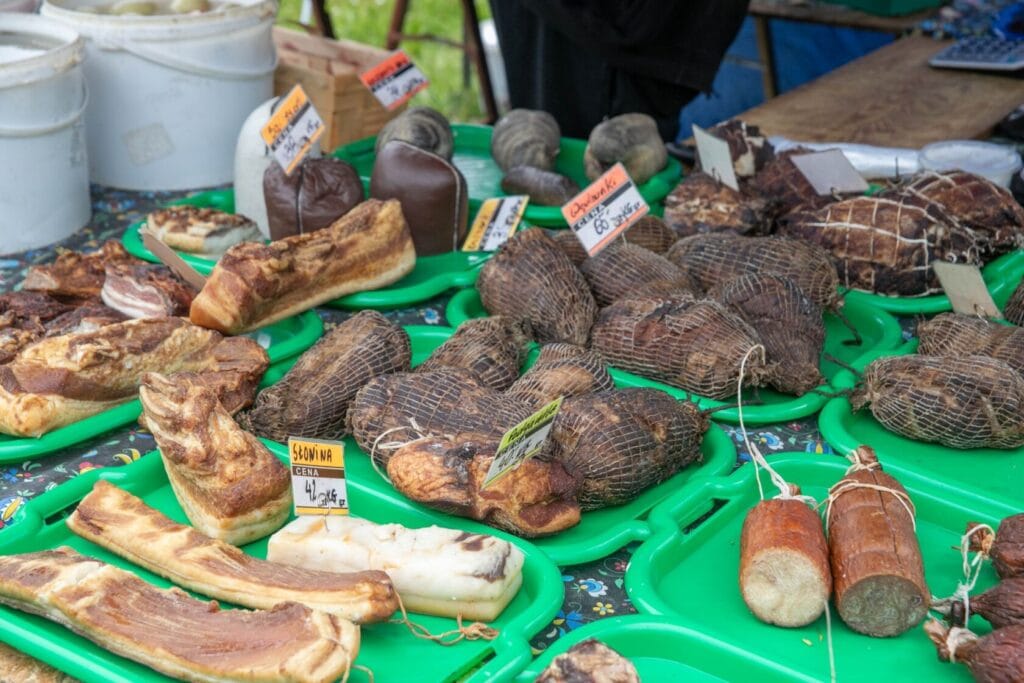 Stoisko z wędlinami na targu zewnętrznym