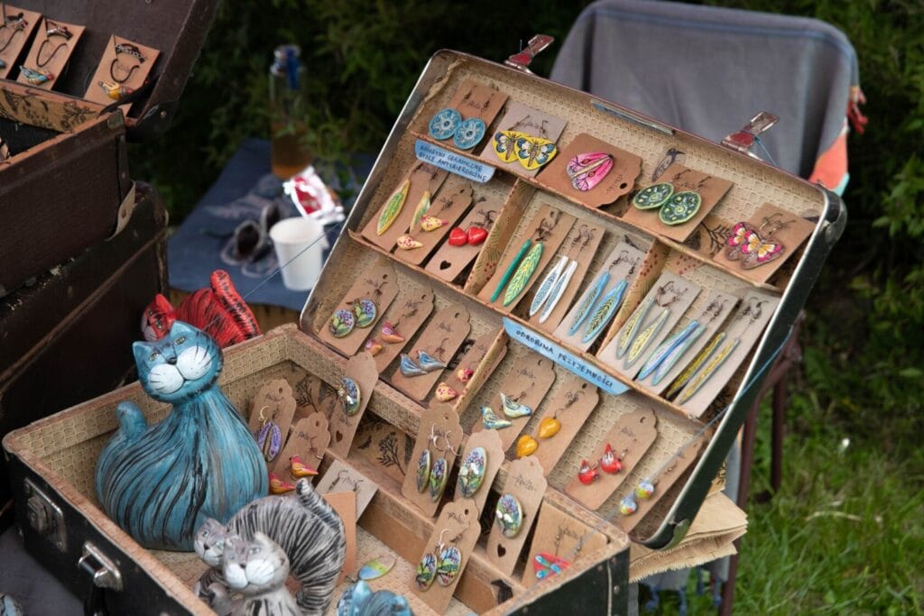 Stoisko z ręcznie robioną biżuterią na targu