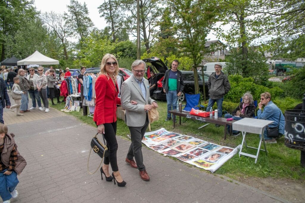 Para spaceruje na zewnątrz na miejskim targu.