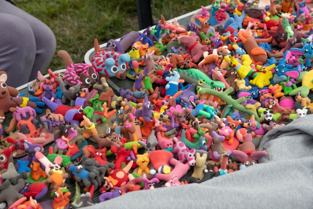Stoisko z kolorowymi modelinowymi zwierzętami na festiwalu