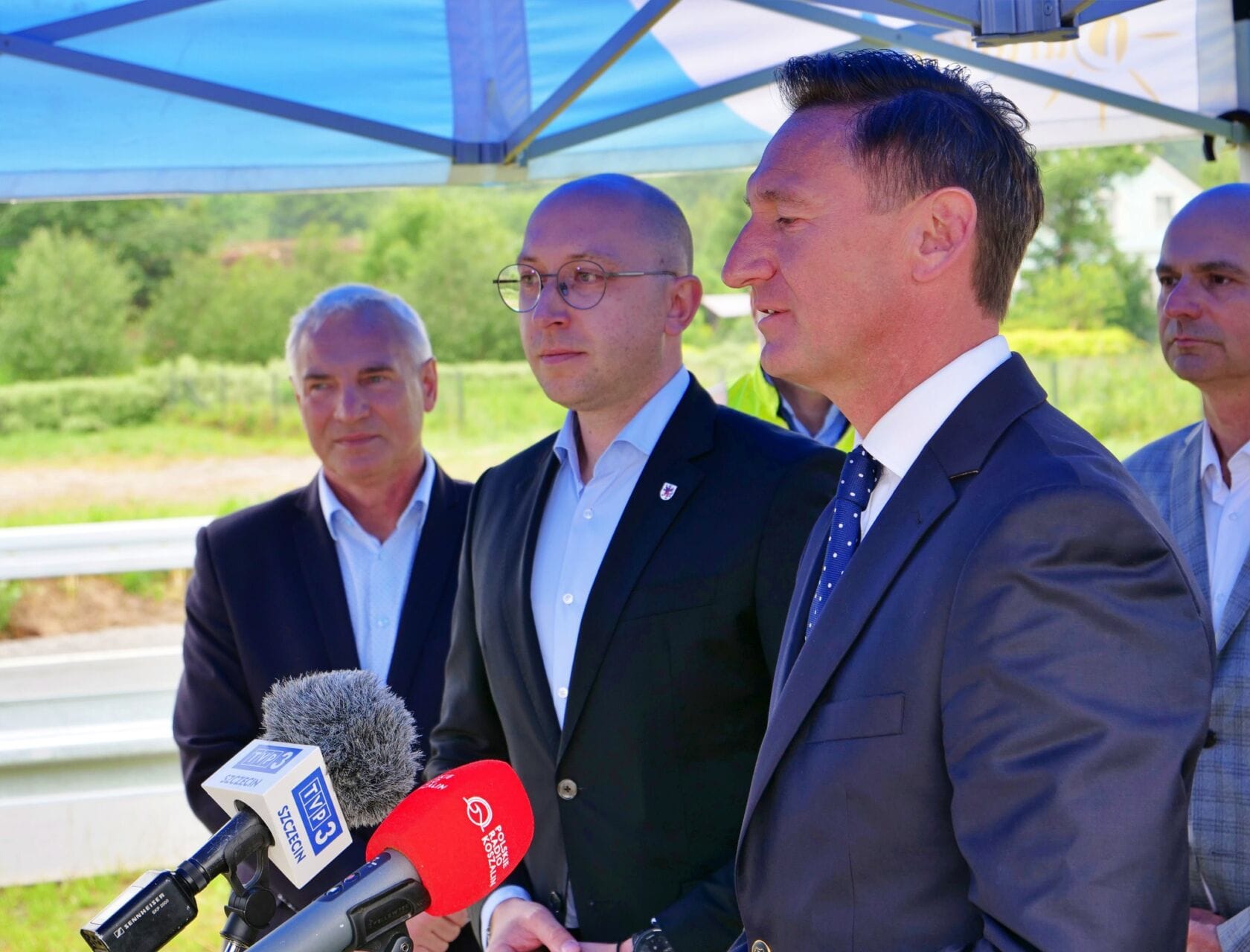 500518394_1117108377109552_5096155872244731221_n Mężczyźni w garniturach podczas konferencji prasowej na zewnątrz