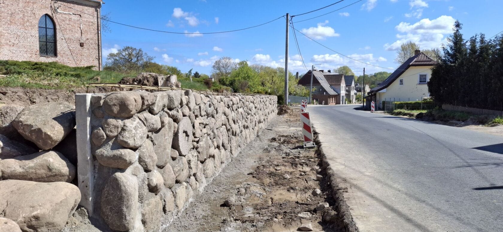 500791424_1103369401816783_4754491005549789671_n Prace drogowe przy kamiennej ścianie w małej miejscowości