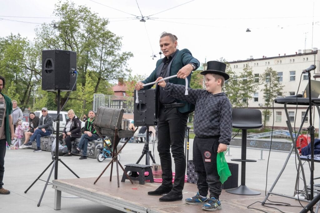 Magik i chłopiec wywołujący sztuczkę na scenie