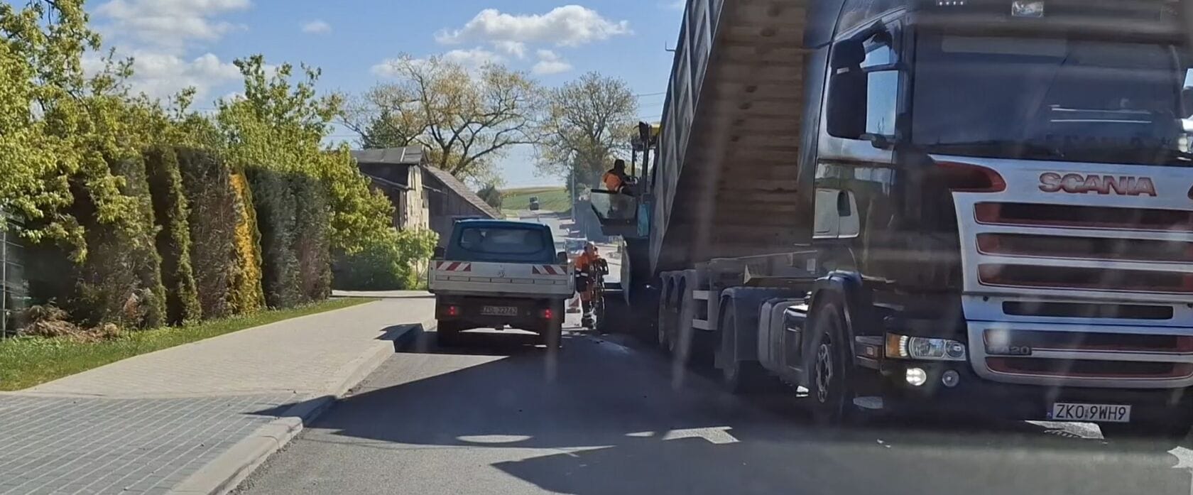 501405810_1103369335150123_5750755408691615991_n Ciężarówka Scania i robotnicy drogowi na wiejskiej drodze